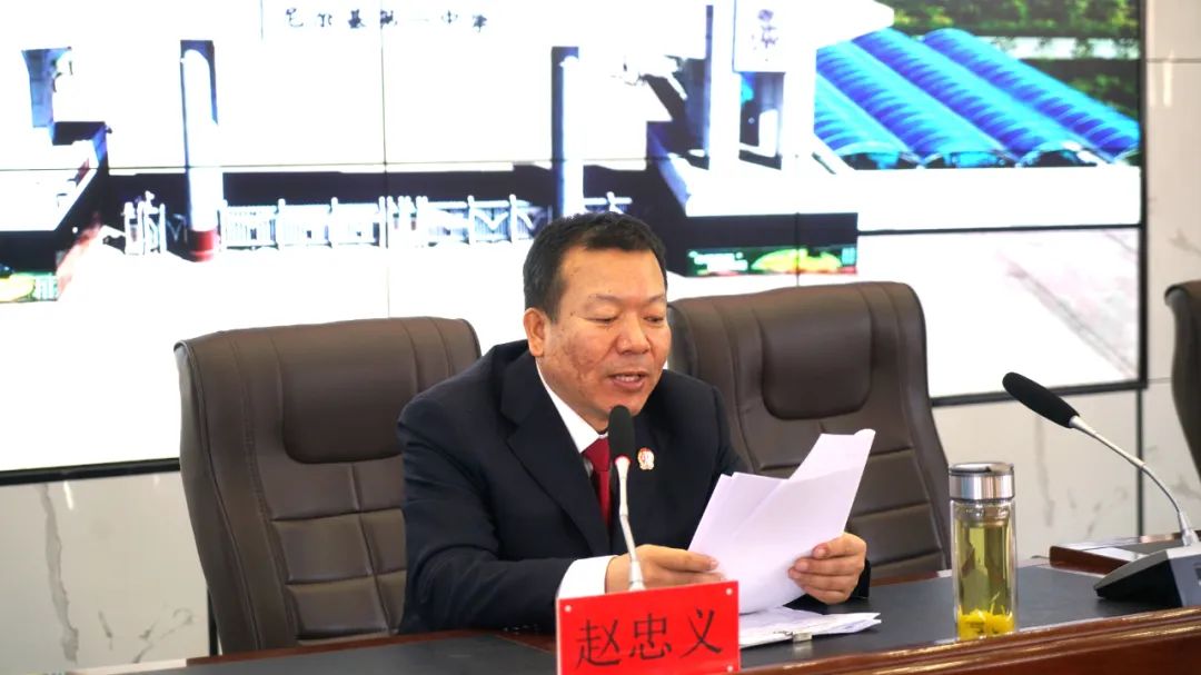 莫旗人民法院党组书记,院长赵忠义为尼尔基第一中学的同学们送上了"