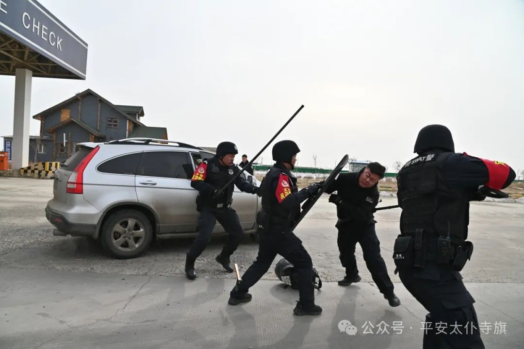 太仆寺旗公安局反恐怖和特巡警大队开展反恐防暴应急处突演练_澎湃号