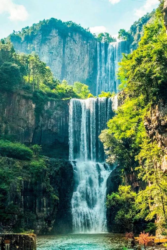 百丈漈瀑布群自古就有"一漈百丈高,二漈百丈深,三漈百丈宽"的说法.