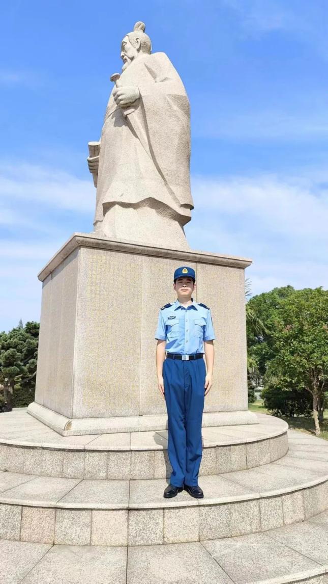 二次入伍的他提前选改军士