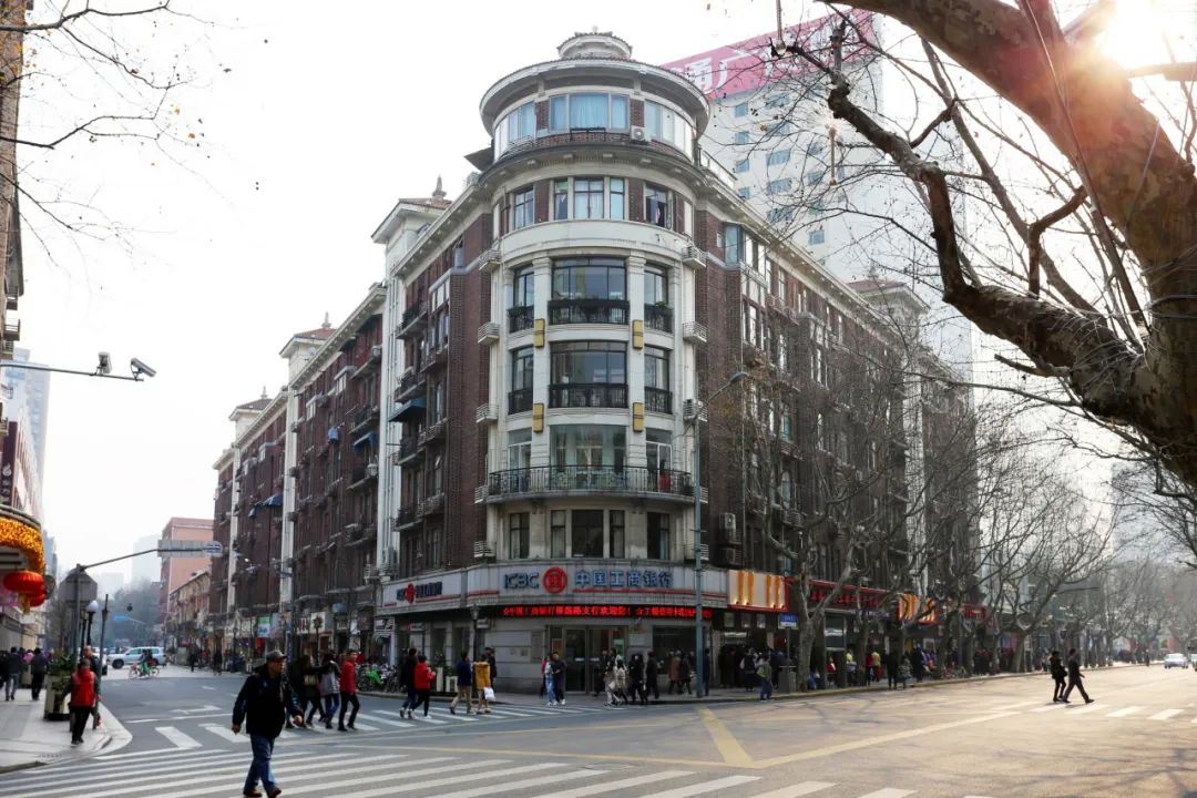 永业大楼立面设计特色鲜明,外墙镶砌深红色面砖,每个通道的立面使用