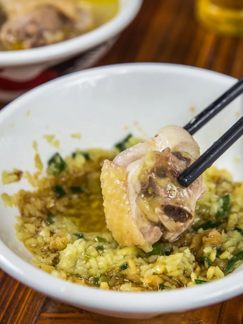 刚斩杀的鸡,涮入清水锅中,配上酱油和葱姜蒜,带着热热气鲜美极了,烫烫