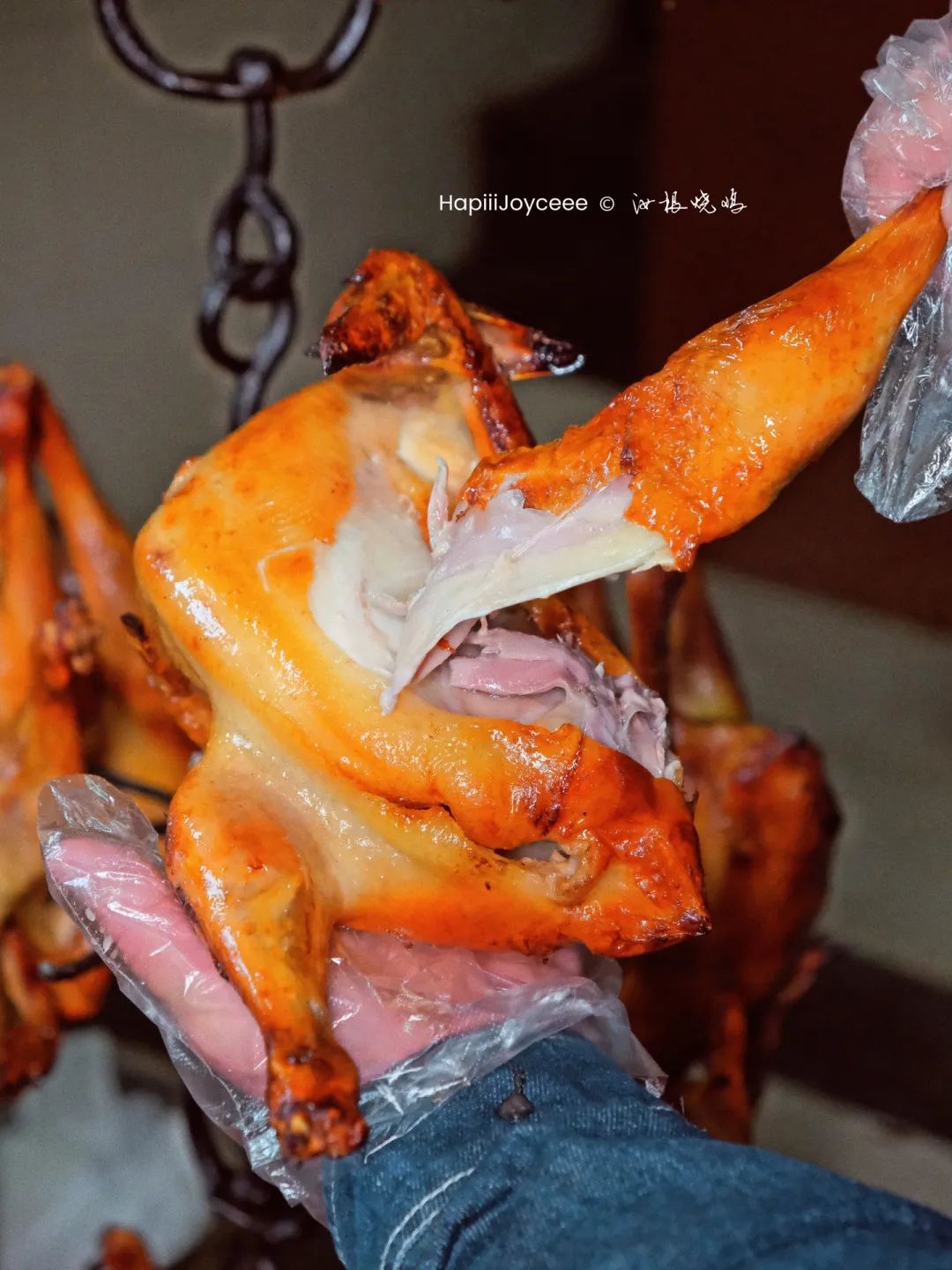 吊烧鸡在清远,几乎每天都要排队购买.