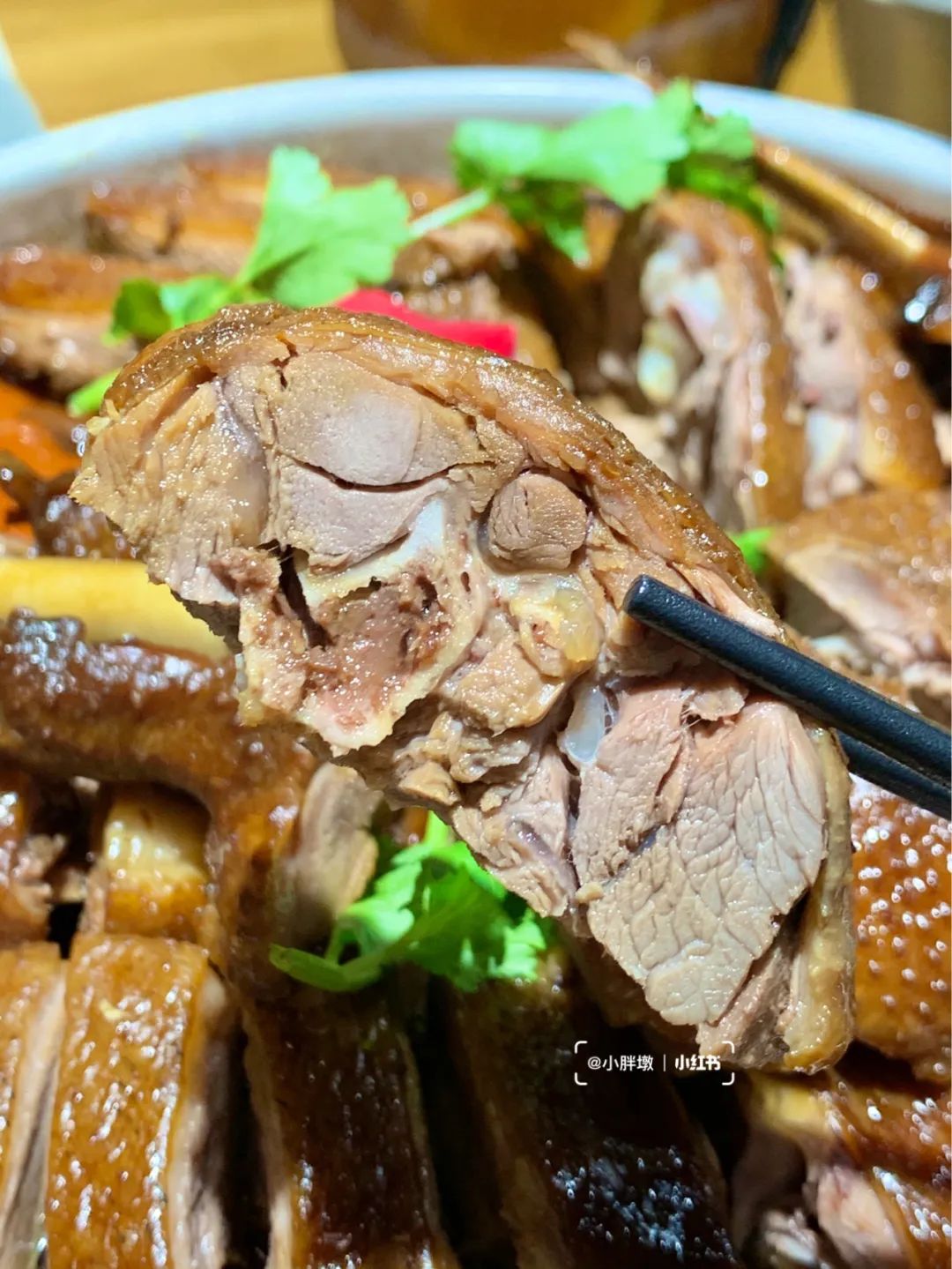 最地道的做法还要在调味中加入豆豉,收浓汁时点缀在鹅块上,咬上一口