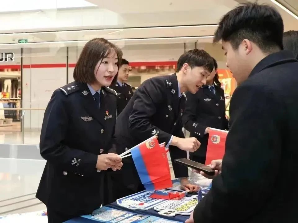 走进反诈战线,探秘上海警花"变形记"_澎湃号·政务_澎湃新闻-the