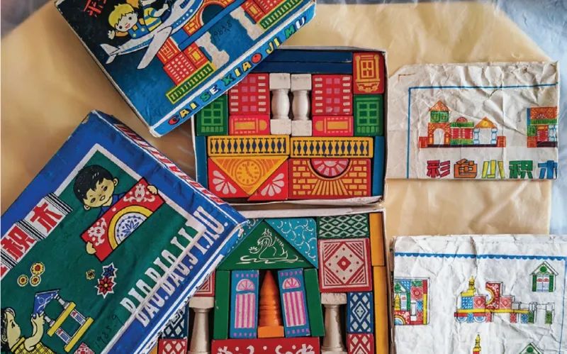 俞颖珠小时候的玩具镇上大部分孩子由老年人看护,没有早教机构,也没有