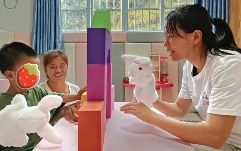 孩子与照养人越来越好的关系,这一切都得益于在项目一线的"俞颖珠"们