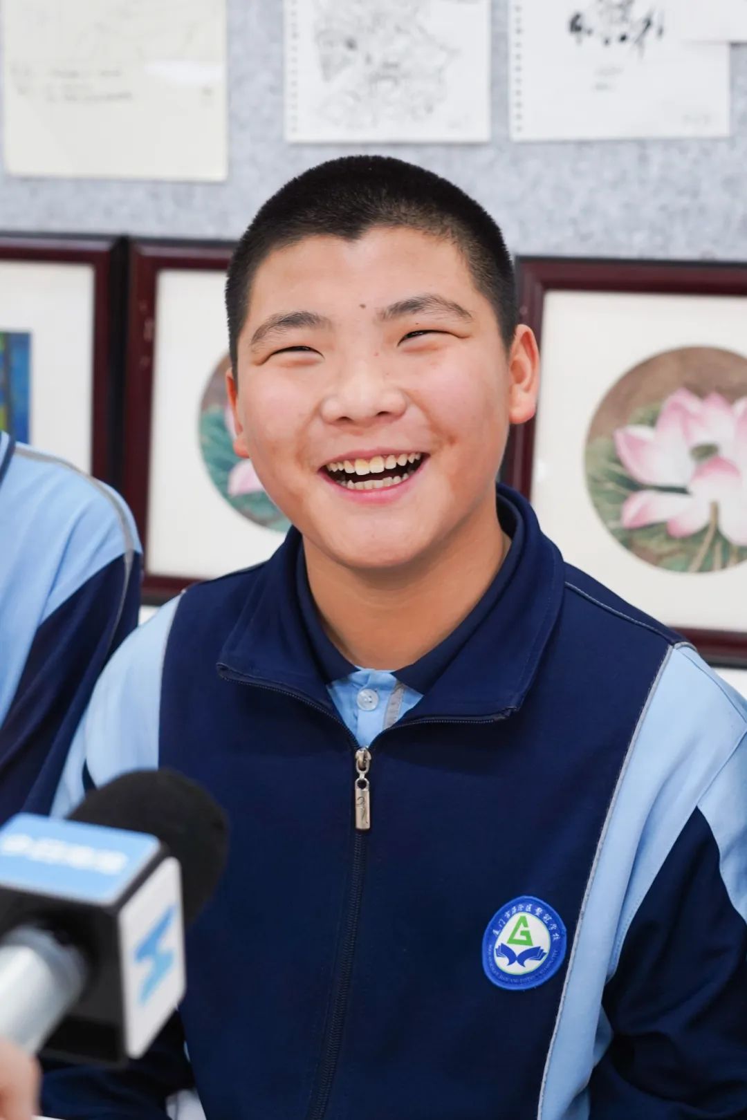 "我就是你的双腿"!厦门一男生两年背同学上课……