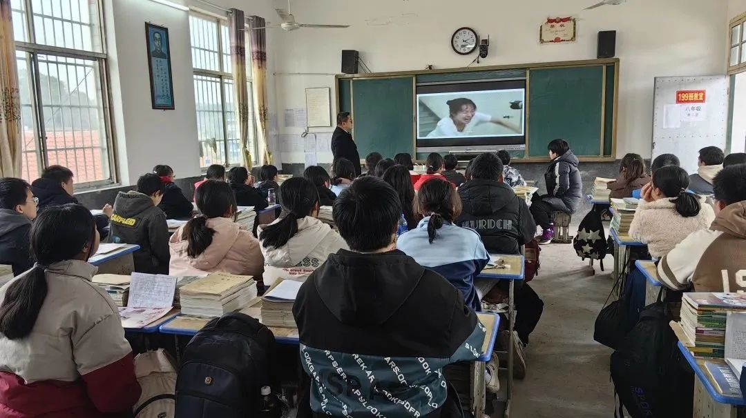 衡阳县人民法院人民法庭普法宣讲团一行10余人来到衡阳县溪江中学为 