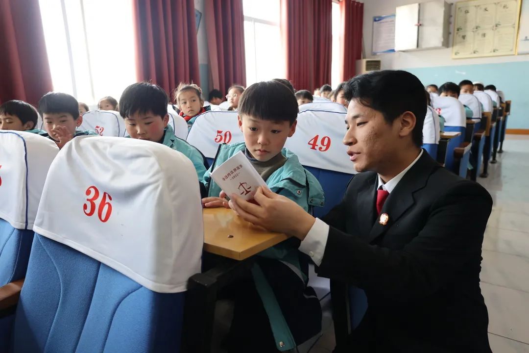 【普法强基】浚县法院到浚县第二实验小学开展送法进校园活动_澎湃号