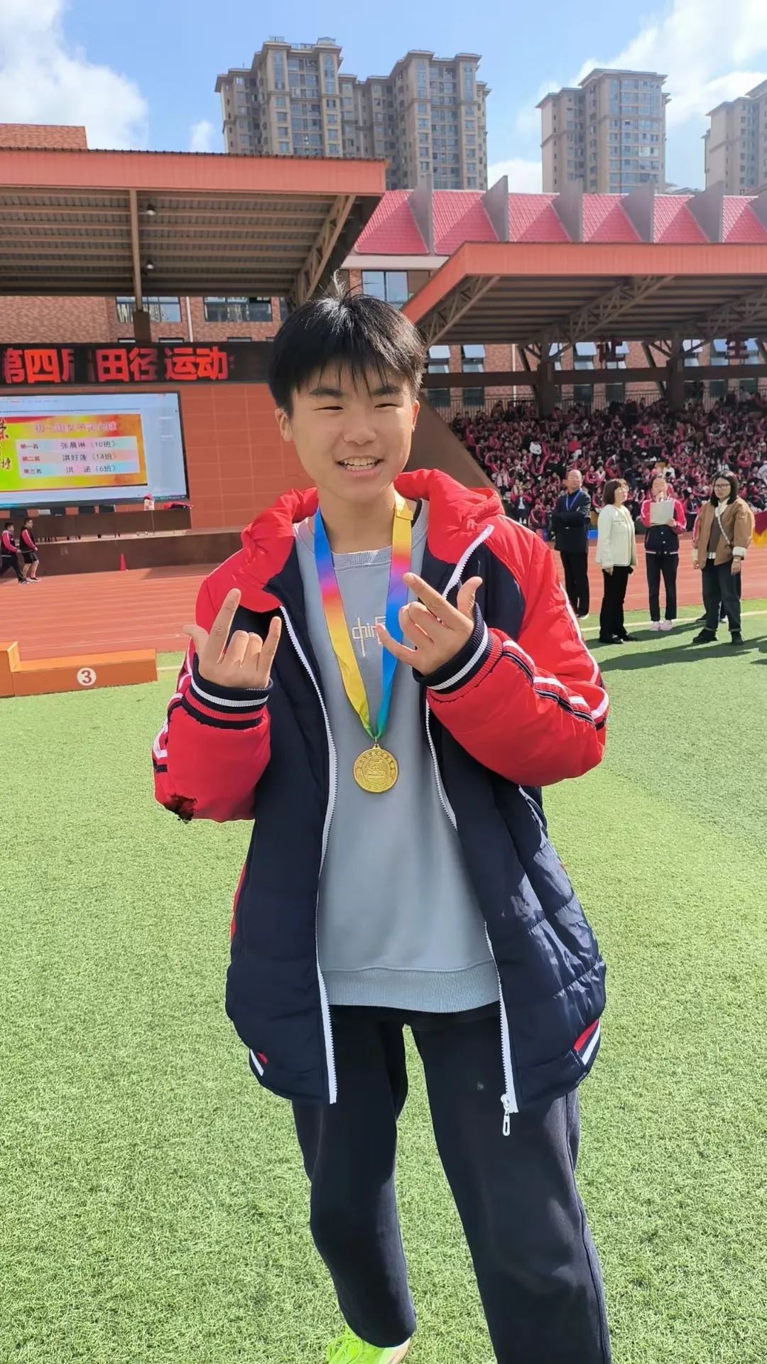 今年14岁的张瑜洁是苏辙中学的一名初二学生其班主任季娟告诉记者张瑜