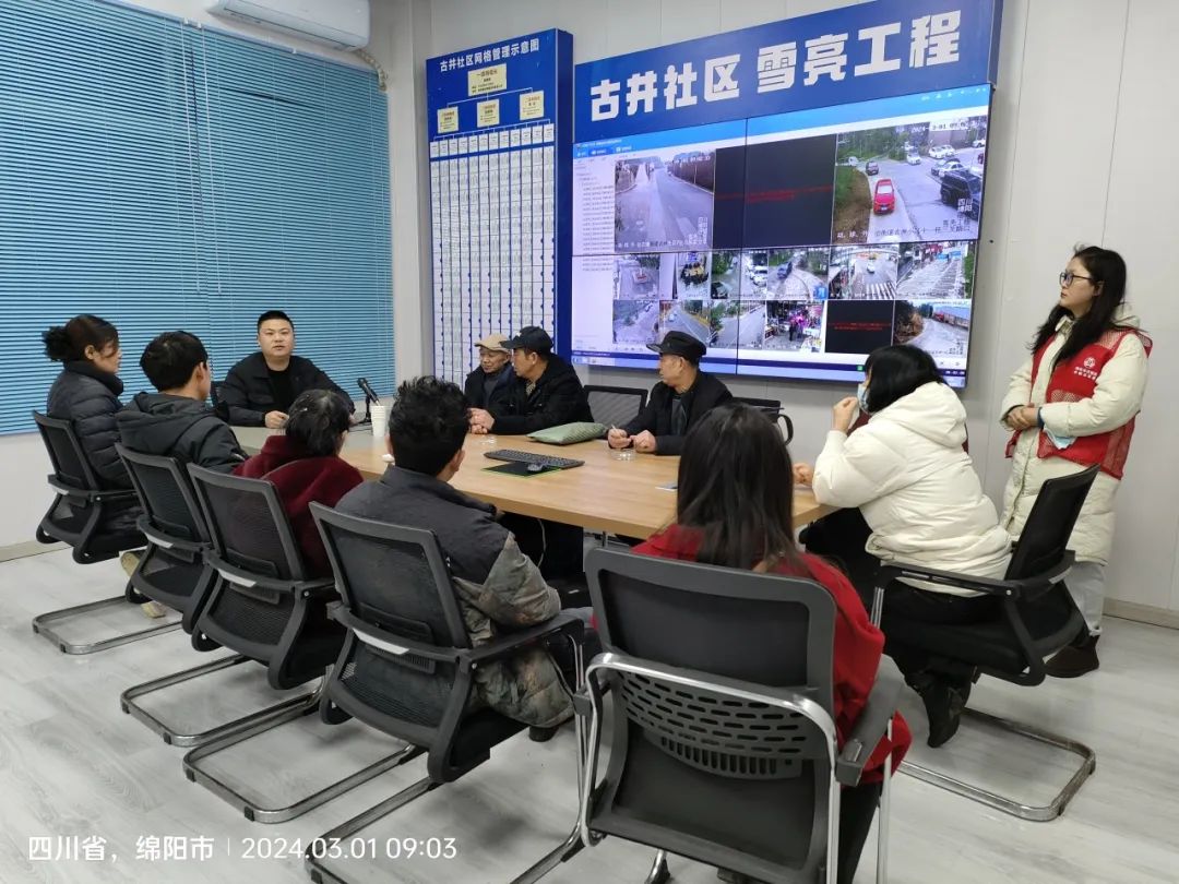 2月28日,青义镇西园村妇联为支持妇女儿童事业的优秀企业赠送锦旗.