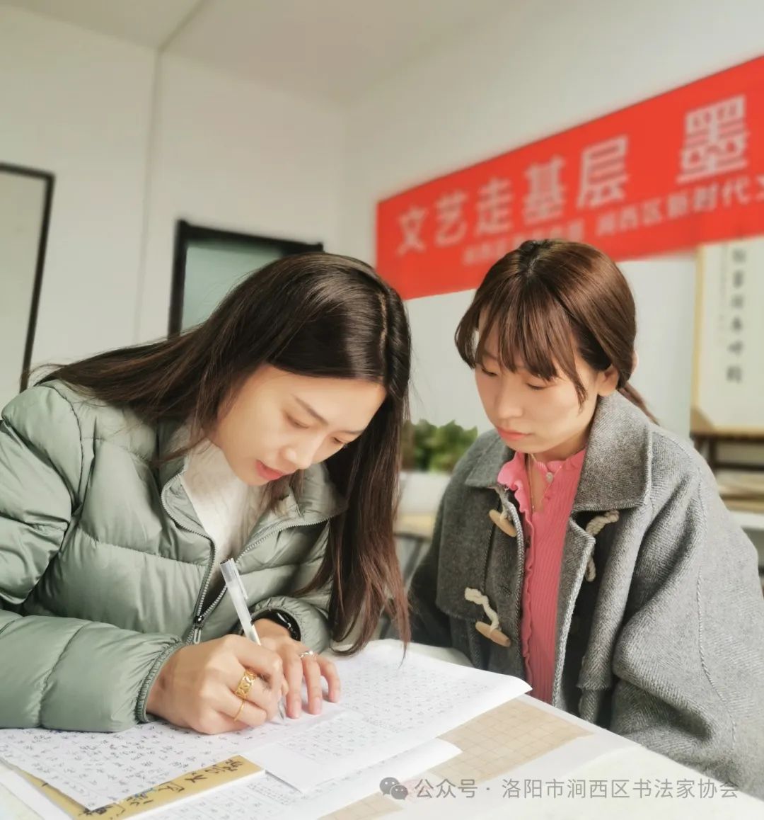 讲授区书法家协会副秘书长黄菁在西苑公园开课书法培训课"文艺走基层