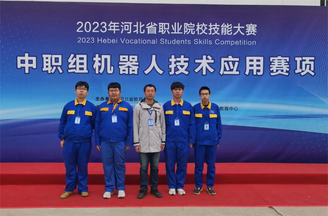 左一崔品翔,左二吴洪磊,左一徐琛聪,右一袁政辉多年来,玉田职教中心