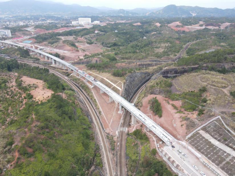 九漳特大桥施工现场今年是梅龙高铁项目保开通的关键