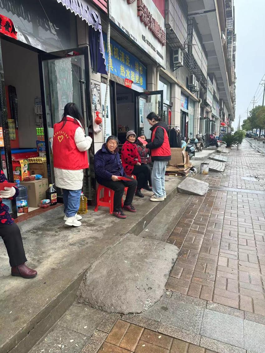 3月5日上午,桐城市新渡镇伊洛村妇联组织巾帼志愿者开展文明实践巾帼