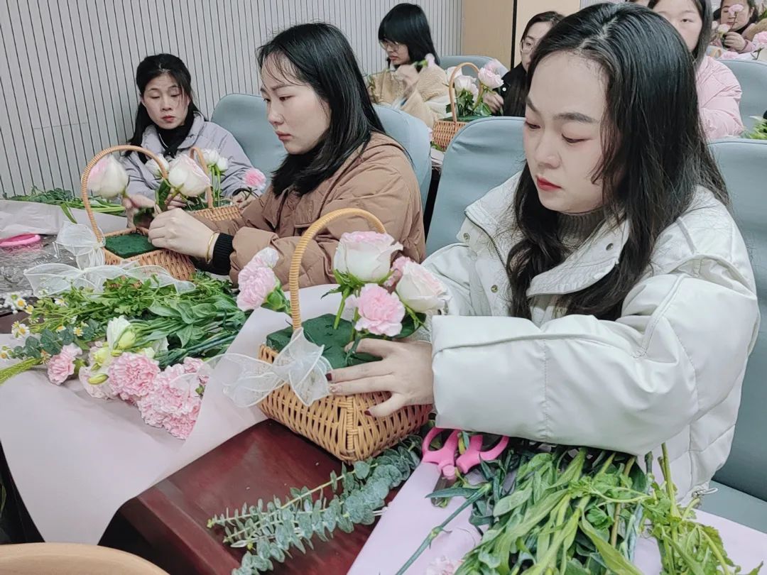 插花话廉洁 传承好家风 | 峡江县妇联举办花艺沙龙活动_澎湃号·政务