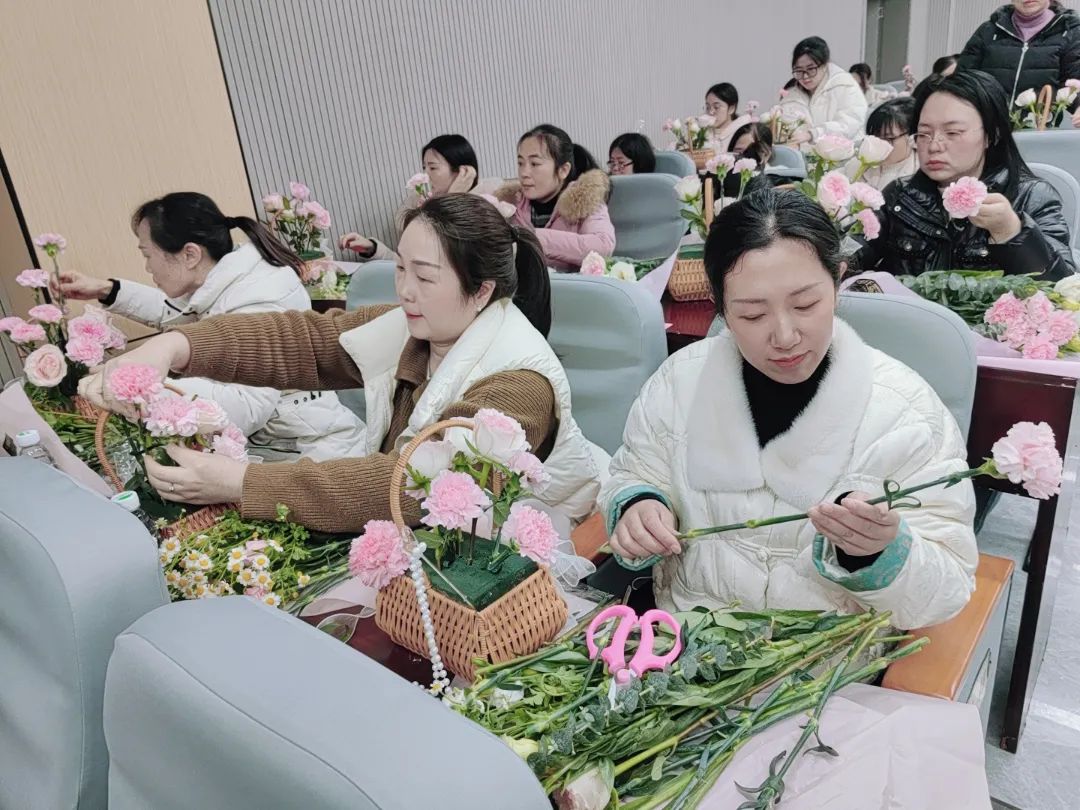 插花话廉洁 传承好家风 | 峡江县妇联举办花艺沙龙活动_澎湃号·政务