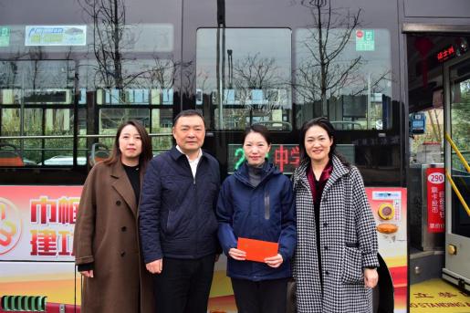 市人大常委会副主任蒋喻新走访慰问巾帼典型代表_澎湃号·政务_澎湃