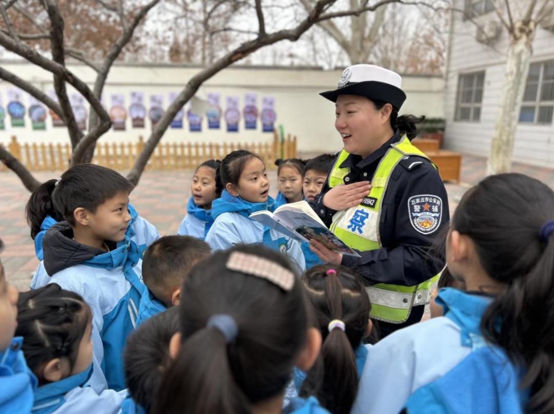 石家庄市交管局环城大队民警为新华区西营学校一年级学生讲述雷锋故事
