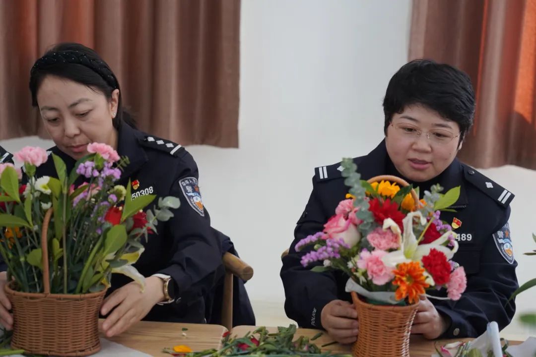 今天,这一份温暖与关爱只送给"她们"……_澎湃号