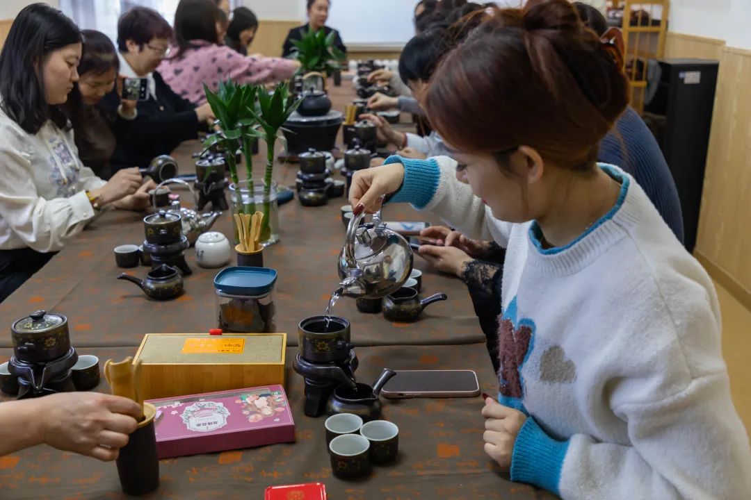 通过此次活动进一步增强了妇女姐妹们对茶文化的了解,感受到了中国茶