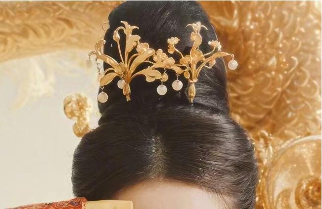 正是一比一复原于武威出土文物"金步摇"