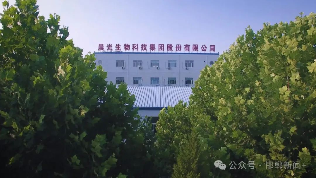 马上就要奔赴北京参加全国两会,出发前卢庆国专门带上一盒公司大健康