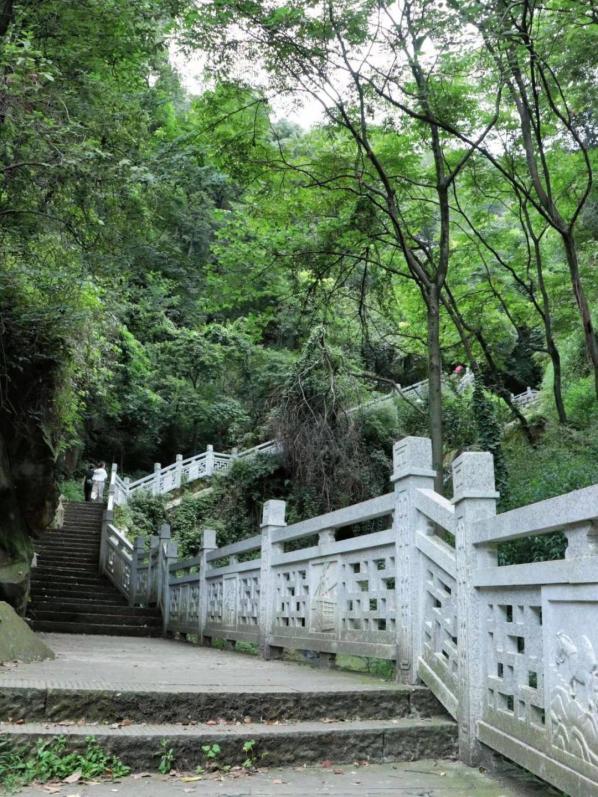 徒步全程都不会很复杂,沿途都有路标,中途会路过荒野茶摊等网红店铺
