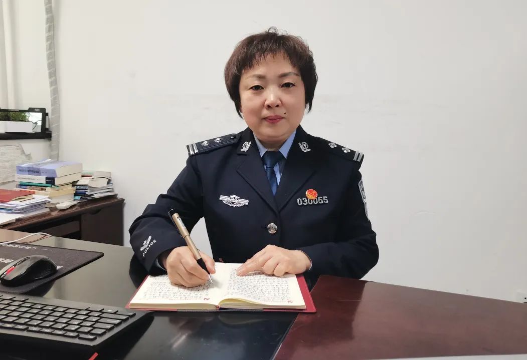 绽放吧警花英姿飒爽展风采朝气蓬勃向未来