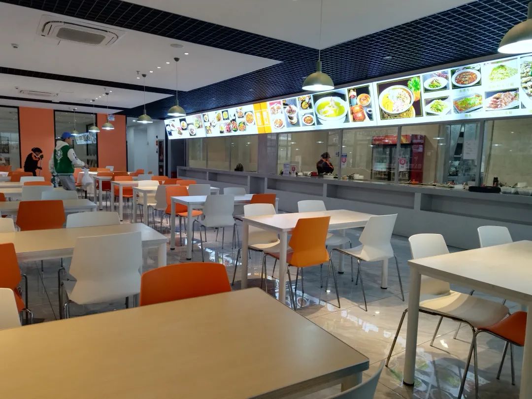 记者到的时候,食堂正结束中午的经营.