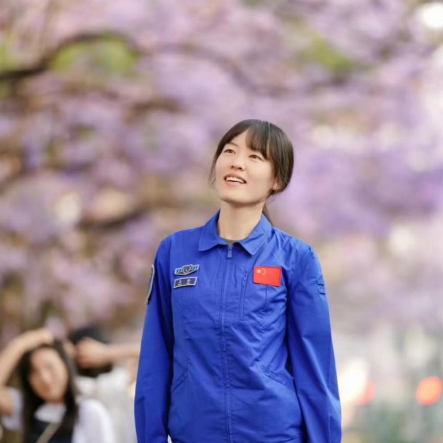 王玲"青春的颜色有很多,我一心选择了航天蓝.