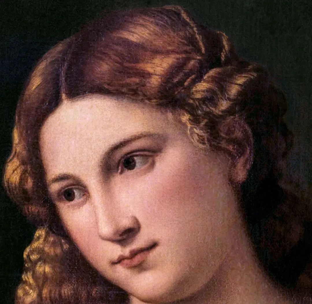 这幅半身像描述了一位年轻女子,她拥有一头微带红色的金铜色长发,精致