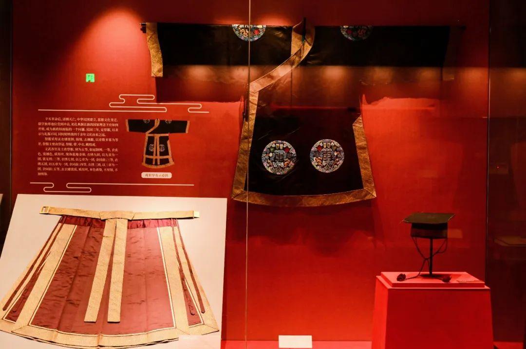 核心的纺织服饰专题类的国家级博物馆,长期致力于古代丝绸服饰的收藏