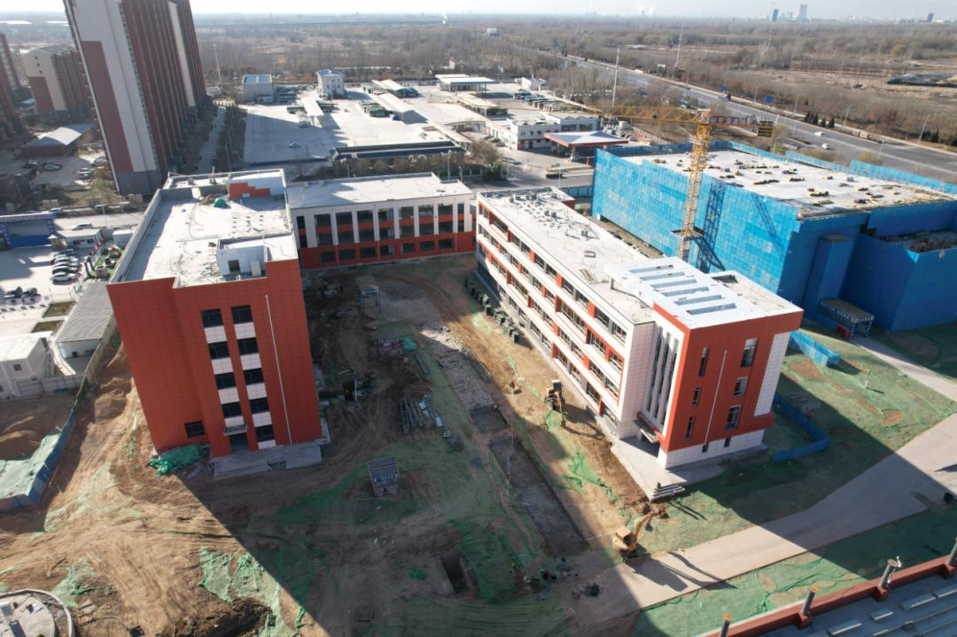 该校位于银川市金凤区正源街以东,望湖巷以北,占地面积约153.83亩.