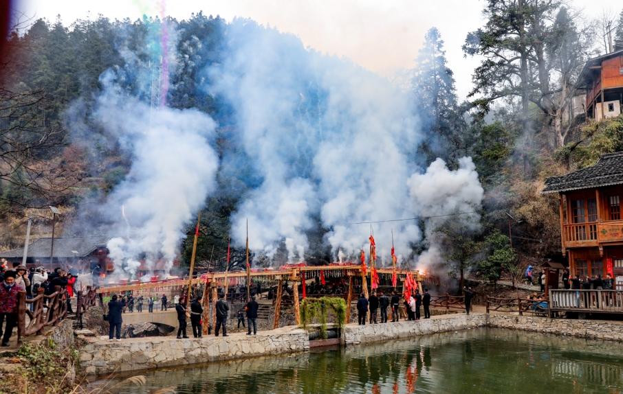 秘境黔东南神奇莫测的苗族二月二敬桥节