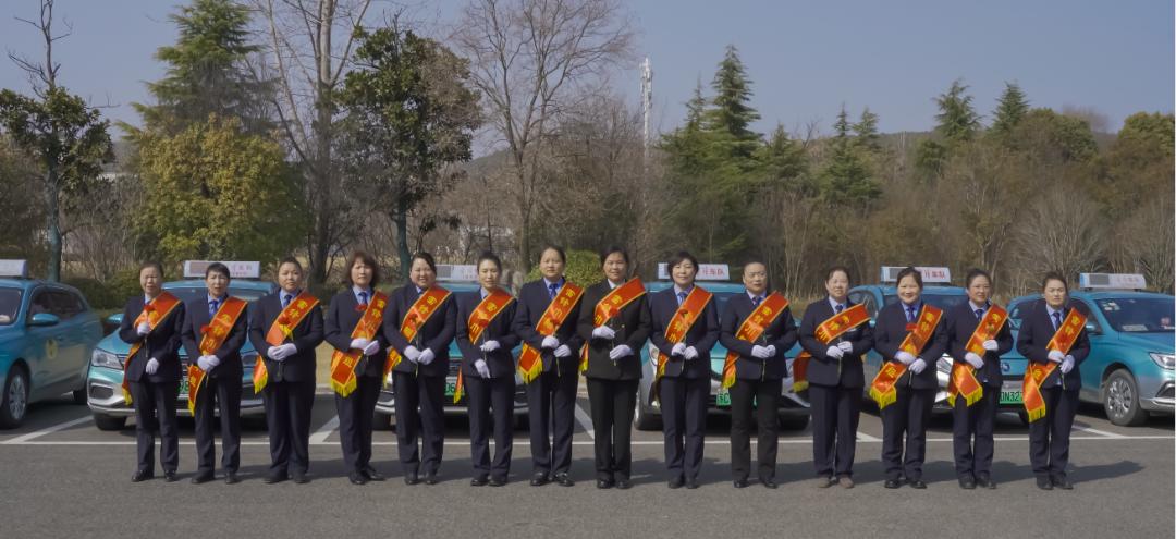 市出租集团雷锋巾帼车组:出租车线上绽放巾帼花_澎湃号·政务_澎湃新