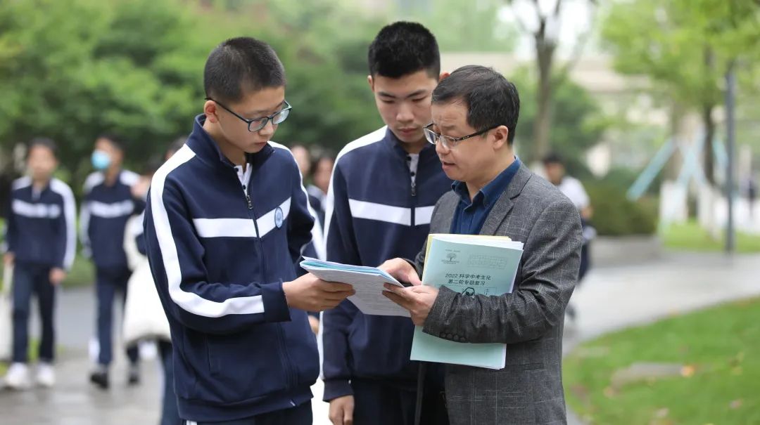 黄雄伟杭州第二中学支部盟员浙江省杭州第二中学生物教师他亦师亦友