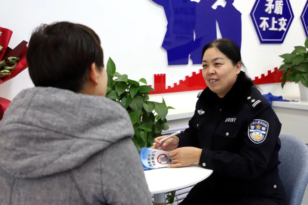 致敬了不起的她 | 张海霞:守护平安的"贴心人"_澎湃号·政务_澎湃新闻