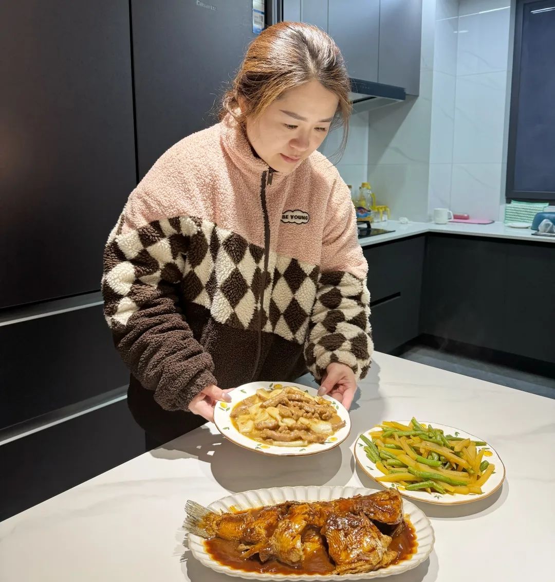 赞高铁巾帼绘中车风华