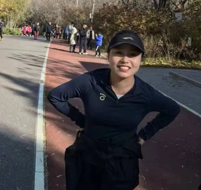 赞高铁巾帼绘中车风华