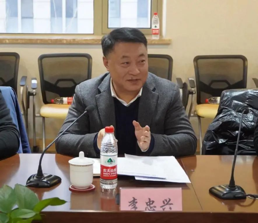 在联组学习会上,黄浦区委副书记李忠兴指出,四家单位联组学习是巩固