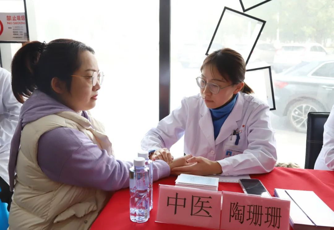 旁边的会议室内,来自区妇幼保健院宫颈科与乳腺科的医生先后就"妇科