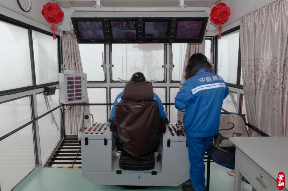 班组的女司机们早已练就了心无旁骛的秘技,"一进入驾驶室,从不想工作