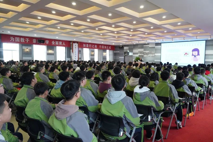 开学第一课:张北县法院院长,德智中学法治副校长苏秀武为师生讲授法治