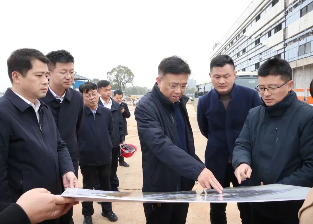 谭伯乐一行来到县人民医院,万方圆现代农业科技示范园