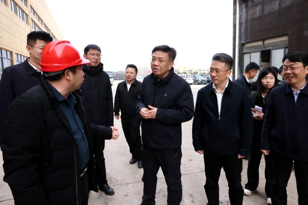 谭伯乐一行来到县人民医院,万方圆现代农业科技示范园