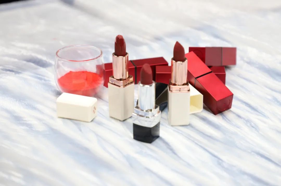 活动现场,培训老师讲解了口红的制作原理和色彩搭配原则,手把手带领