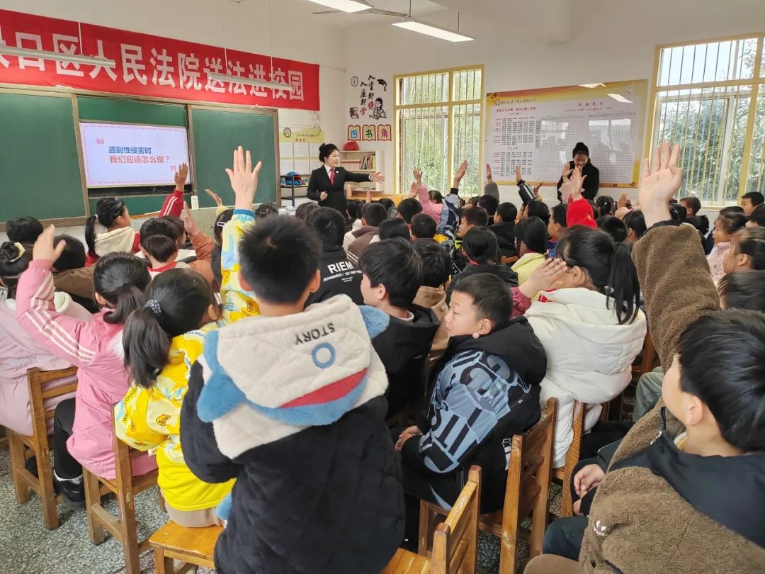渌口法院刑庭法官助理,雷家桥小学法治副校长肖佳妮通过知识分享,互动