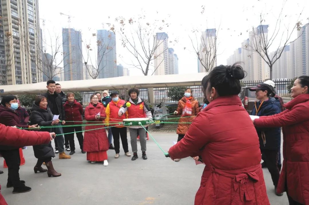 [ 互动游戏 ]在有奖问答环节,孝感中院干警选取与妇女儿童权益相关的